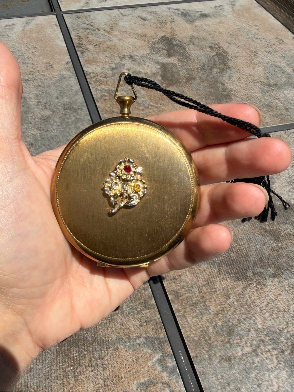 Vintage 1940s Zell Fifth Gold-Tone Compact Powder Mirror with Floral Detail